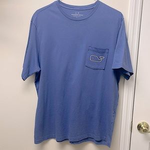 Vineyard Vines men’s short sleeve pocket T-shirt. Color blue. Size large